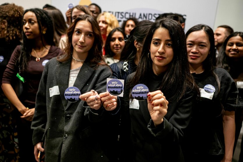 Mehrere Stipendiatinnen stehen beisammen