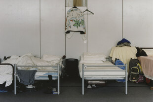 Blick in dne Schlafbereich einer Notunterkunft für Geflüchtete.