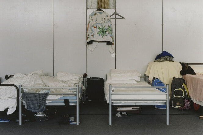 Blick in dne Schlafbereich einer Notunterkunft für Geflüchtete.
