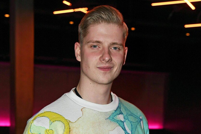 Ein Mann schaut in die Kamera