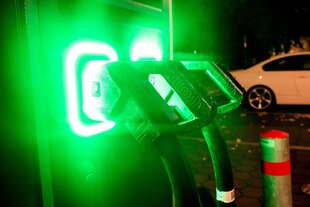 Eine Ladesäule für E-Autos leuchtet grün
