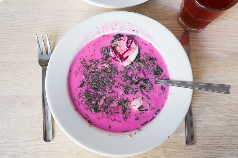 Ein Teller mot Rote-Bete-Suppe auf einem Resopaltisch