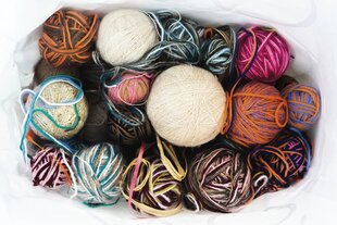 Eine Tüte mit ganz vielen Wollknäuelen von Sockenwolle