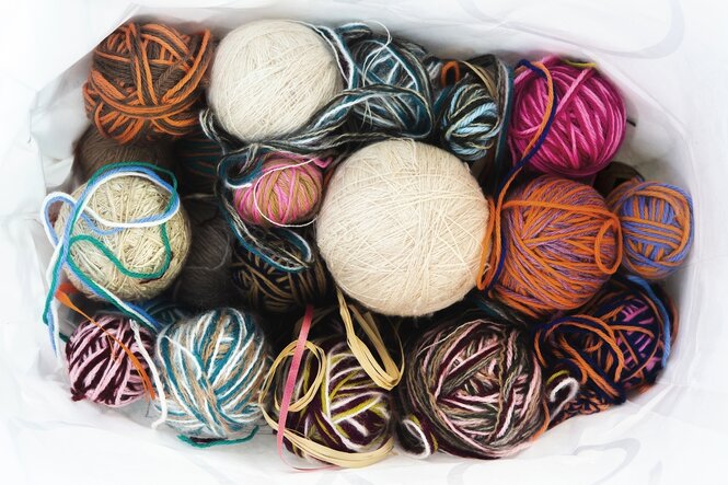 Eine Tüte mit ganz vielen Wollknäuelen von Sockenwolle