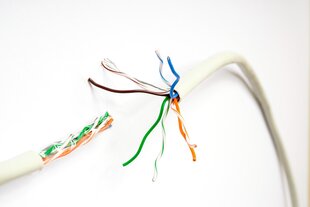 Zwei Kabel mit bunter Isolierung