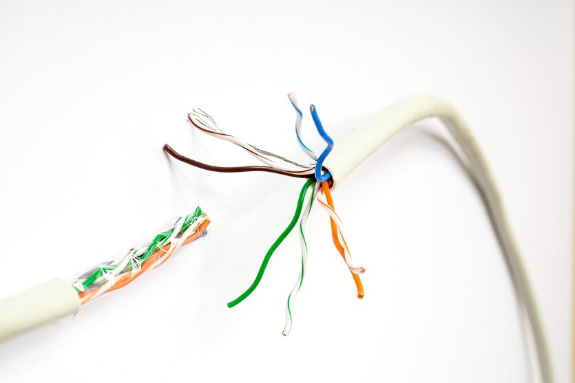 Zwei Kabel mit bunter Isolierung