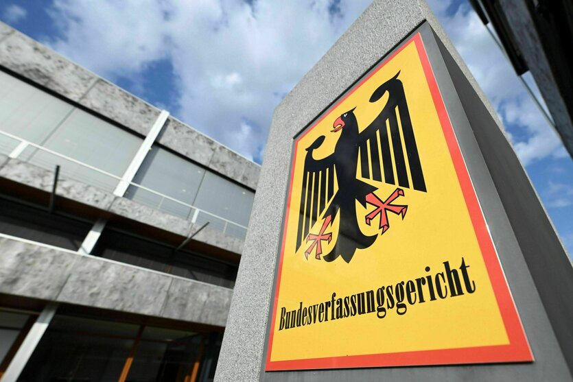 Ein Schild mit Bundesadler und dem Schriftzug Bundesverfassungsgericht, aufgenommen vor dem Gericht