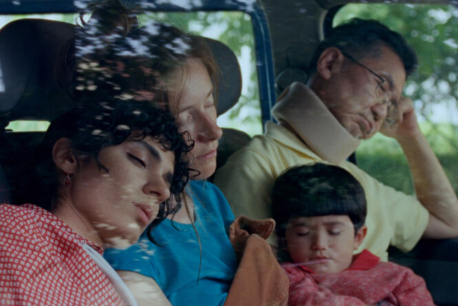 Die beiden Hauptfiguren Ursula und Neda im Kleinbus von Sung-Nam mit dessen Enkel Buk