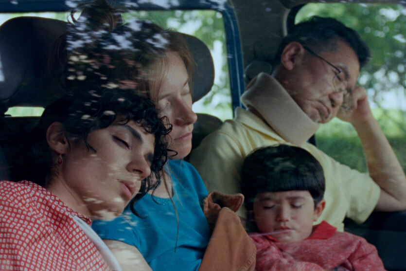 Die beiden Hauptfiguren Ursula und Neda im Kleinbus von Sung-Nam mit dessen Enkel Buk