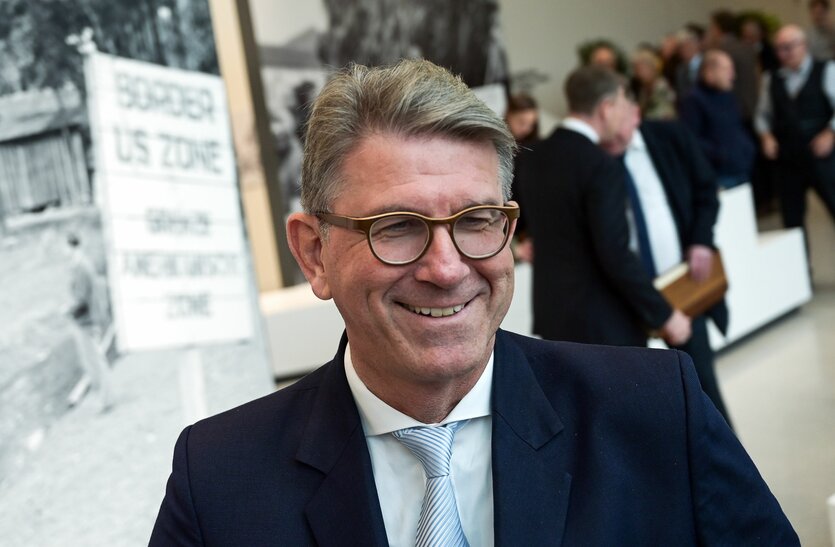 Das Bild zeigt einen lächelnden Mann, es ist Kulturstaatsminister Wolfram Weimer