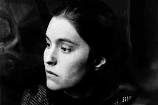 Porträtfoto in schwarz weiss von der jungen Anna Seghers mit streng zurück gekämmtem dunklen Haar