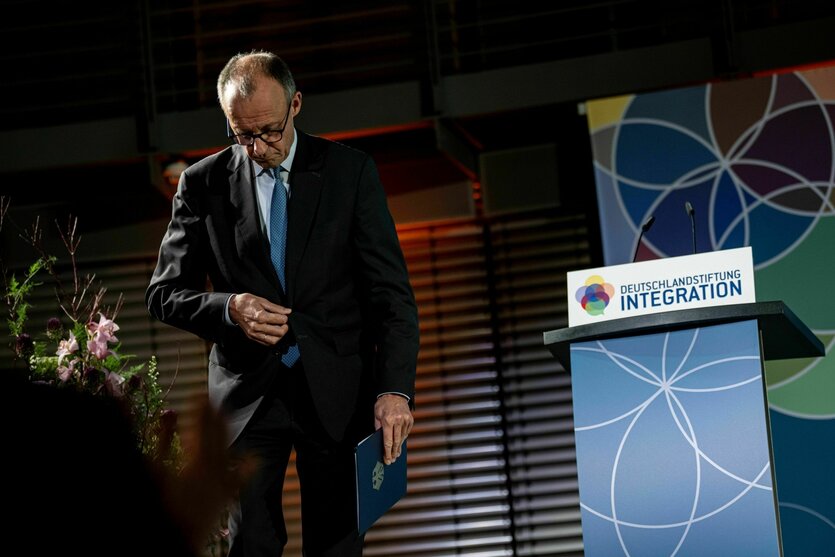 Bundeskanzler Friedrich Merz Schaut nach unten