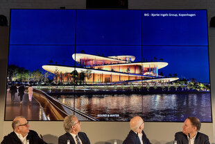 Architekt Stefan Behnisch, Jörg Dräger von der Kühne-Stiftung, Bürgermeister Peter Tschentscher, Kultursenator Carsten Brosda, sitzen vor dem Siegerentwurf für Hamburgs neue Oper bei der Pressekonferenz zur Bekanntgabe der Juryentscheidung.