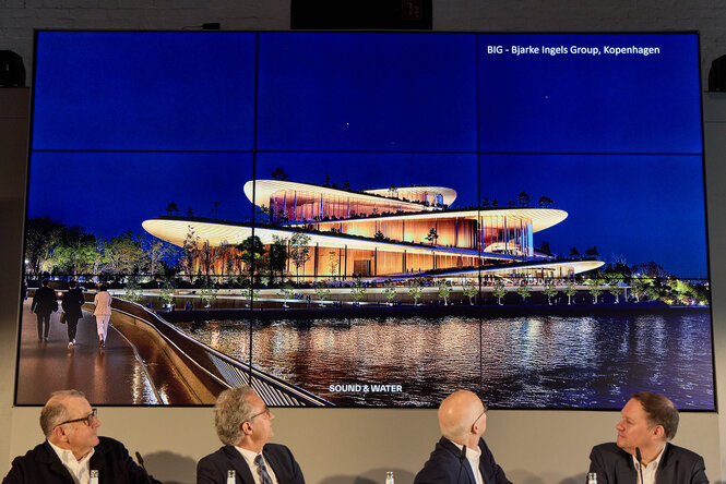 Architekt Stefan Behnisch, Jörg Dräger von der Kühne-Stiftung, Bürgermeister Peter Tschentscher, Kultursenator Carsten Brosda, sitzen vor dem Siegerentwurf für Hamburgs neue Oper bei der Pressekonferenz zur Bekanntgabe der Juryentscheidung.