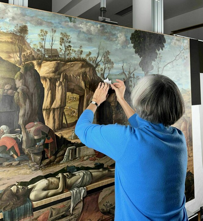 Eine Restaurateurin bei der Arbeit