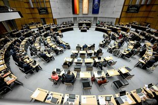 Das Foto zeigt einen Blick in den Plenarsaal des Berliner Abgeordnetenhauses
