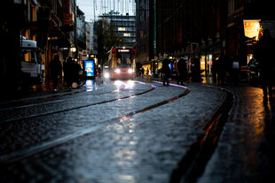 Eine Straßenbahn der Bremer Straßenbahn AG (BSAG) ist bei regnerischem Wetter auf der Obernstraße im Stadtzentrum unterwegs