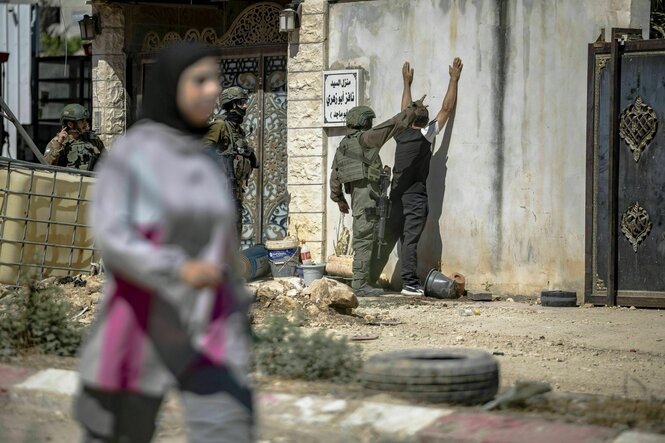 Ein Mann wurd von einem Soldaten durchsucht
