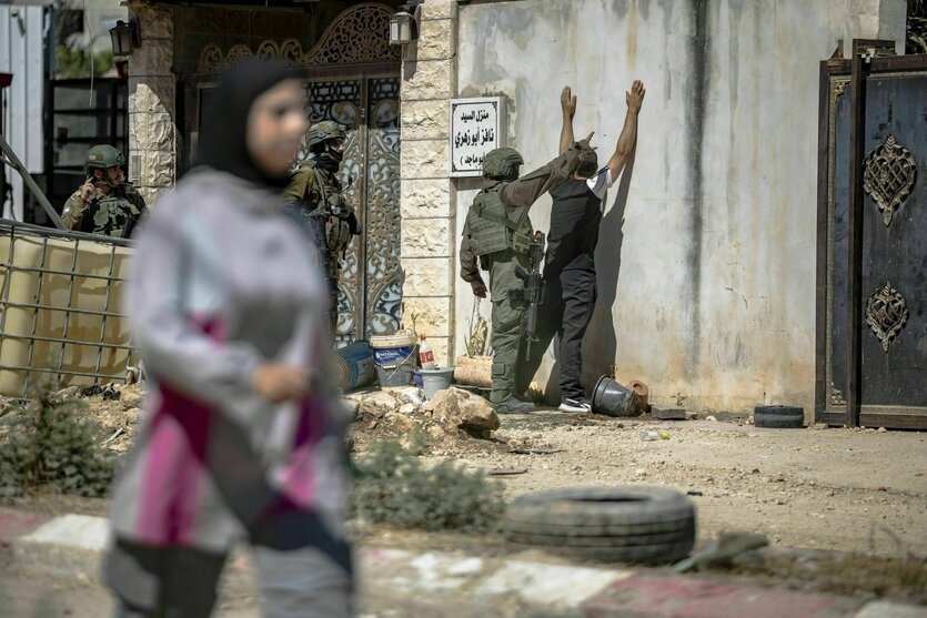 Ein Mann wurd von einem Soldaten durchsucht