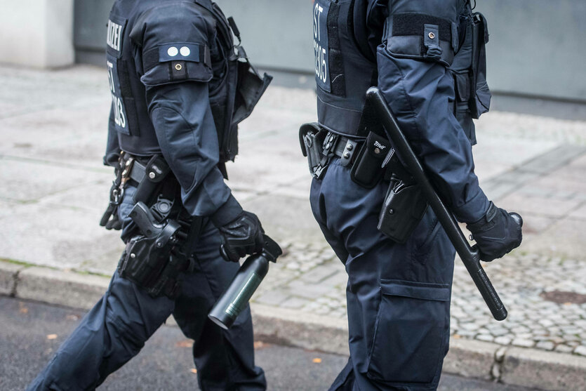 Zwei Polizisten mit Pfferspray und Schlagstock