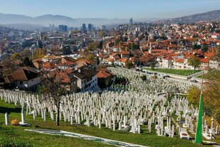 Kovaci-Friedhof mit muslimischen Stelen und Stadtübersicht von Sarajewo