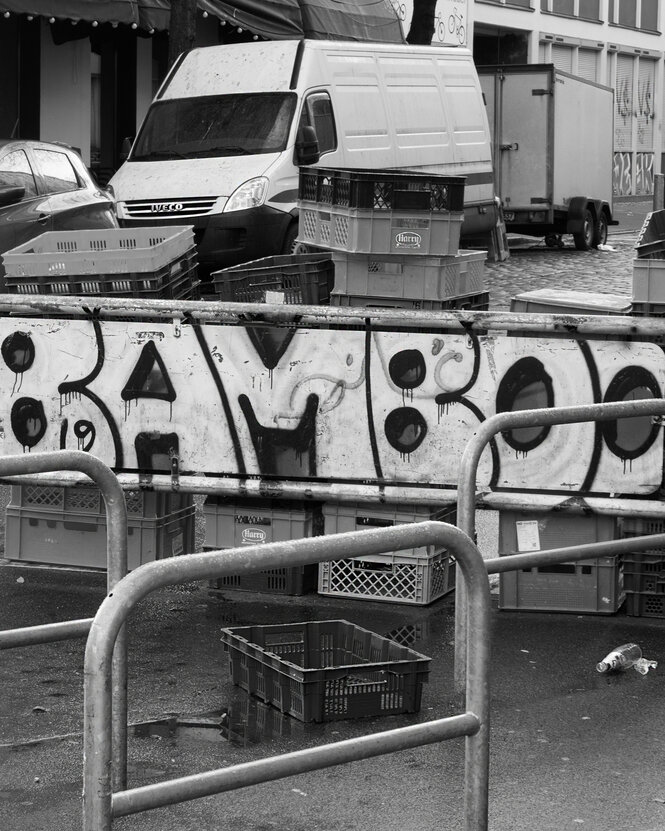 Kisten liegen in einer Straße.