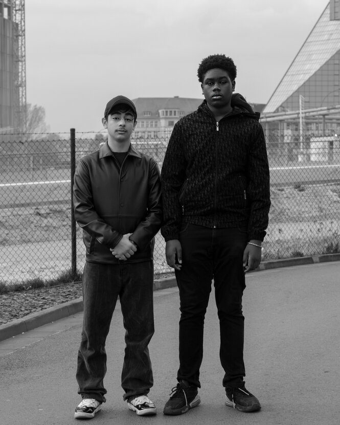 Zwei Personen in einer Straße.