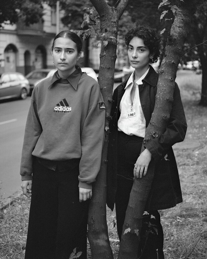 Zwei Personen in einer Straße.