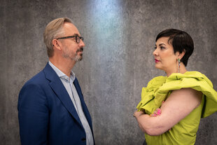 Frau und Mann sehen sich an