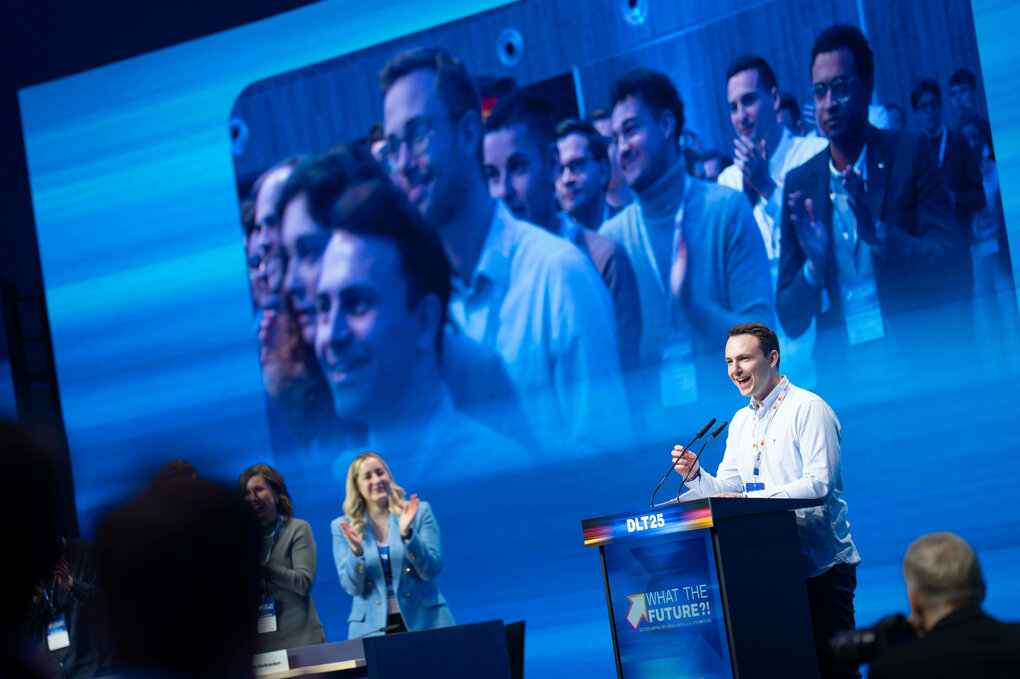 Viele Menschen bei einer Rede bei einem Parteitag der Jungen Union.
