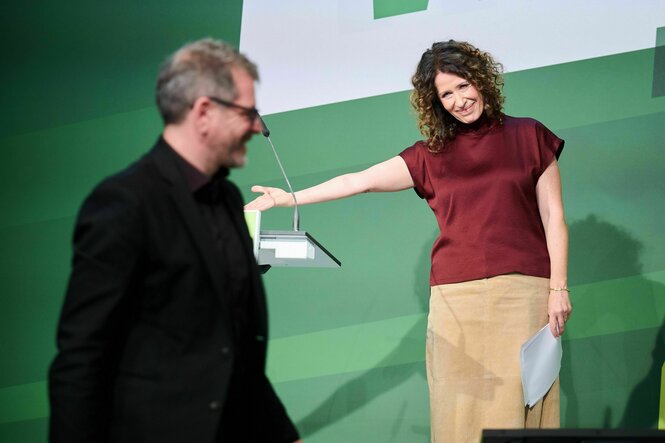 Das Foto zeigt das Spitzenduo der Berliner Grünen für die Abgeordnetenhauswahl 2026, Werner Graf und Bettina Jarasch.