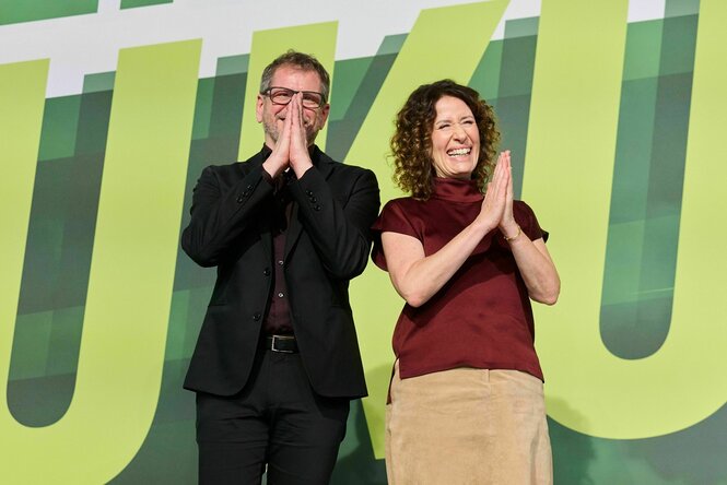 Das Foto zeigt das Spitzenduo der Berliner Grünen für die Abgeordnetenhauswahl 2026, Werner Graf und Bettina Jarasch.