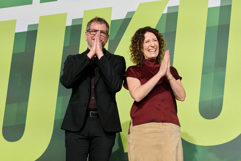 Das Foto zeigt das Spitzenduo der Berliner Grünen für die Abgeordnetenhauswahl 2026, Werner Graf und Bettina Jarasch.
