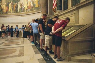 Menschen betrachten, die in Vitrinen aufbewahrte Verfassung der Vereinigten Staaten