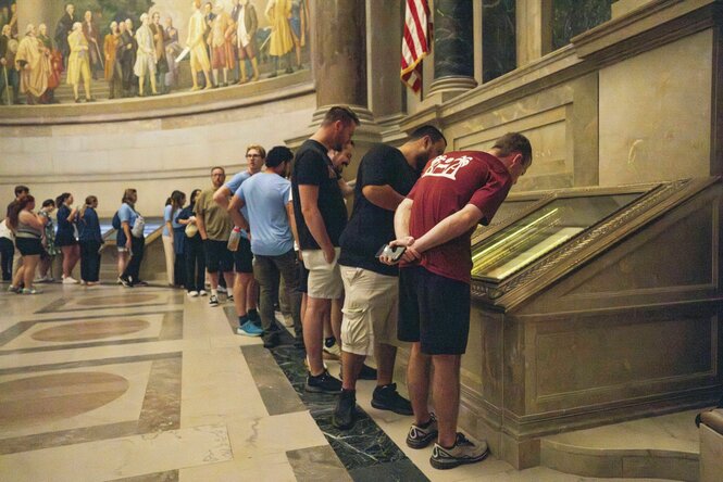 Menschen betrachten, die in Vitrinen aufbewahrte Verfassung der Vereinigten Staaten