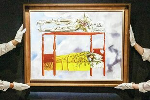 Personen präsentieren eine Gemälde von Frida Kahlo.