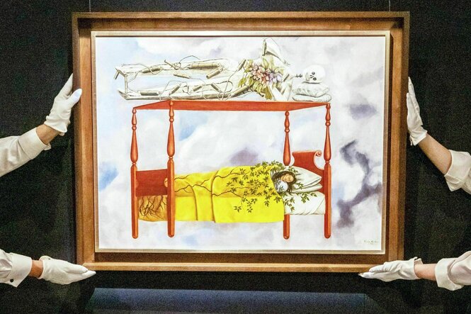 Personen präsentieren eine Gemälde von Frida Kahlo.