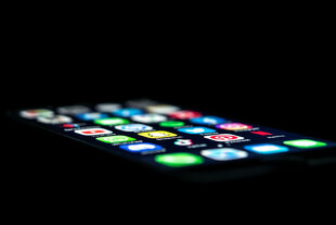 Ein Bildschirm eines Smartphones zeigt Symbole von verscheidenen Apps.