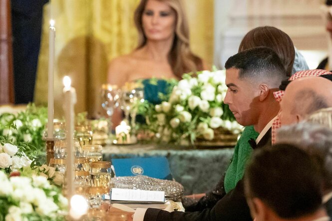 Cristiano Ronaldo im Profil am Esstisch beim Dinner im Weißen Hauß, am Tischende Melania Trump