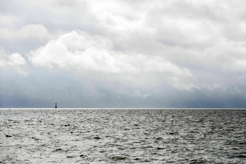 Der Leuchtturm Arngast steht bei bedecktem Wetter im Jadebusen