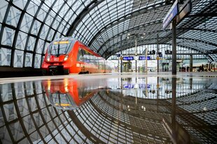 Regionalzug fährt in den Hauptbahnhof Berlin ein