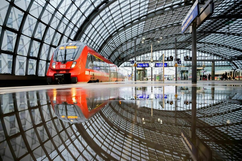 Regionalzug fährt in den Hauptbahnhof Berlin ein