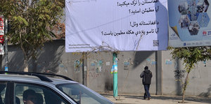 „Sie verlassen Afghanistan? Sind Sie sicher?“ steht auf einem Plakat in Kabul.