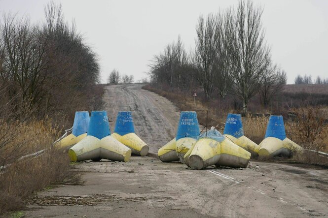 Panzerabwehrhindernisse in den Farben der ukrainischen Flagge