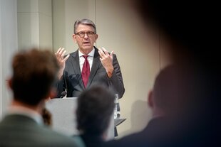 Ein Mann spricht an einem Rednerpult