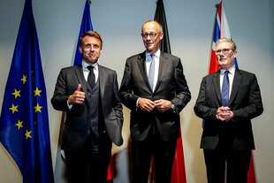 Drei Männer stehen nebeneinander