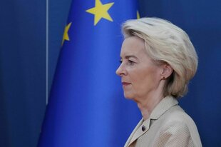 Kommissionspräsidentin von der Leyen vor einer EU-Flagge