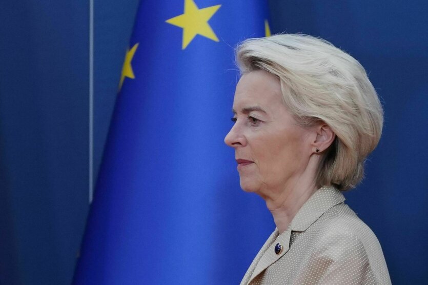 Kommissionspräsidentin von der Leyen vor einer EU-Flagge