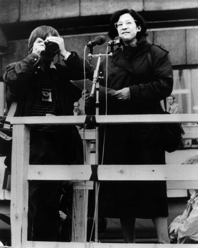 Christa Wolf hält eine Rede.