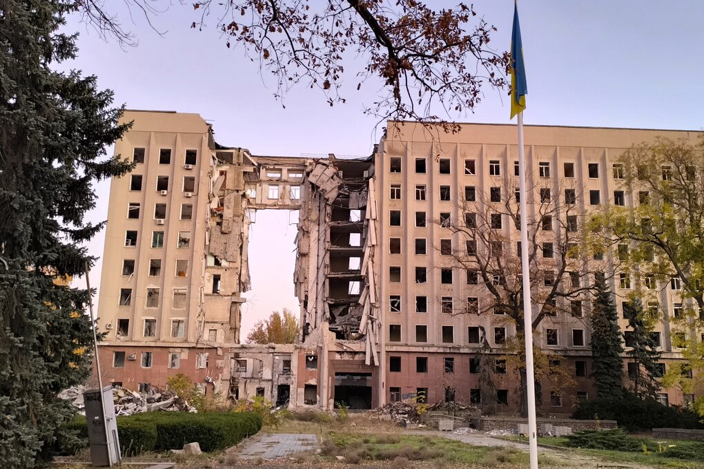 Ein großes Haus, von dem ein Teil fehlt, offenbar gab es eine Explosion.